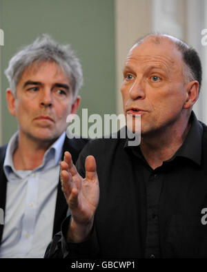 John Stewart von HACAN Clearskies (rechts), mit John Sauven von Greenpeace, auf einer Pressekonferenz in London nach der Ankündigung von Verkehrsminister Geoff Hoon, dass eine 9-Milliarden-Erweiterung am Flughafen Heathrow anlaufen wird. Stockfoto