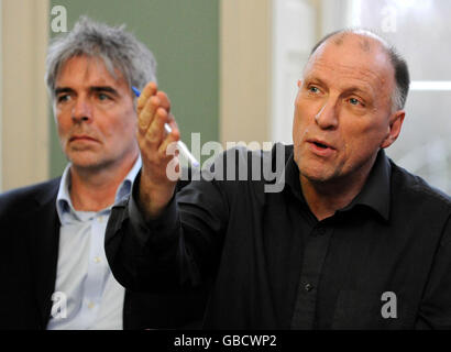 John Stewart von HACAN Clearskies (rechts), mit John Sauven von Greenpeace, auf einer Pressekonferenz in London nach der Ankündigung von Verkehrsminister Geoff Hoon, dass eine 9-Milliarden-Erweiterung am Flughafen Heathrow anlaufen wird. Stockfoto