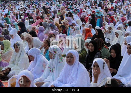 Bogor, Indonesien. 6. Juli 2016. Muslimischen Gläubigen beten auf Eid in Kebun Raya Bogor, Indonesien. Tausende von Einwohnern von Bogor, während sich in anderen Salat Eid 1 Shaww? l 1437 Hijri. Der Bürgermeister von Bogor Bima Arya beitreten das Gebet zusammen mit Sekretär von Bogor Sarip Ade Hidayat und stellvertretender Vorsitzender des Bogor DRPD Heri Cahyoo und dem Leiter der Kongregation zusammen mit Muslimen. Bildnachweis: Sutrisno Bewohner /Pacific Presse/Alamy Live-Nachrichten Stockfoto