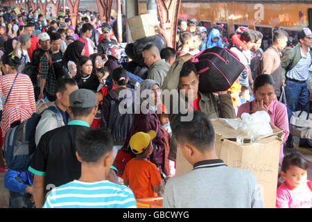 Jakarta, Indonesien. 6. Juli 2016. Muslimischen Gläubigen beten auf Eid in Kebun Raya Bogor, Indonesien. Tausende von Einwohnern von Bogor, während sich in anderen Salat Eid 1 Shaww? l 1437 Hijri. Der Bürgermeister von Bogor Bima Arya beitreten das Gebet zusammen mit Sekretär von Bogor Sarip Ade Hidayat und stellvertretender Vorsitzender des Bogor DRPD Heri Cahyoo und dem Leiter der Kongregation zusammen mit Muslimen. Bildnachweis: Sutrisno Bewohner /Pacific Presse/Alamy Live-Nachrichten Stockfoto