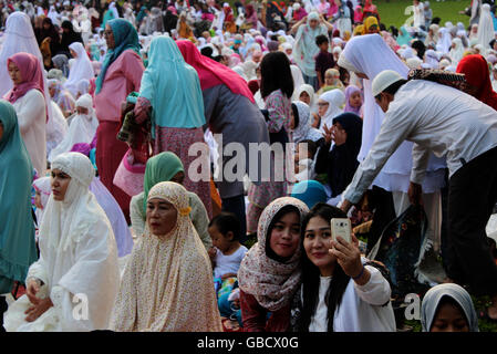 Bogor, Indonesien. 6. Juli 2016. Muslimischen Gläubigen beten auf Eid in Kebun Raya Bogor, Indonesien. Tausende von Einwohnern von Bogor, während sich in anderen Salat Eid 1 Shaww? l 1437 Hijri. Der Bürgermeister von Bogor Bima Arya beitreten das Gebet zusammen mit Sekretär von Bogor Sarip Ade Hidayat und stellvertretender Vorsitzender des Bogor DRPD Heri Cahyoo und dem Leiter der Kongregation zusammen mit Muslimen. Bildnachweis: Sutrisno Bewohner /Pacific Presse/Alamy Live-Nachrichten Stockfoto