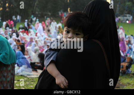 Bogor, Indonesien. 6. Juli 2016. Muslimischen Gläubigen beten auf Eid in Kebun Raya Bogor, Indonesien. Tausende von Einwohnern von Bogor, während sich in anderen Salat Eid 1 Shaww? l 1437 Hijri. Der Bürgermeister von Bogor Bima Arya beitreten das Gebet zusammen mit Sekretär von Bogor Sarip Ade Hidayat und stellvertretender Vorsitzender des Bogor DRPD Heri Cahyoo und dem Leiter der Kongregation zusammen mit Muslimen. Bildnachweis: Sutrisno Bewohner /Pacific Presse/Alamy Live-Nachrichten Stockfoto