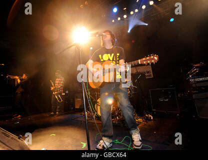 Sam Duckworth von Get Cape Wear Cape Fly tritt auf der Bühne während des Demolition Ball im Astoria im Zentrum von London auf. Stockfoto