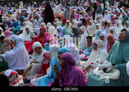 Bogor, Indonesien. 6. Juli 2016. Muslimischen Gläubigen beten auf Eid in Kebun Raya Bogor, Indonesien. Tausende von Einwohnern von Bogor, während sich in anderen Salat Eid 1 Shaww? l 1437 Hijri. Der Bürgermeister von Bogor Bima Arya beitreten das Gebet zusammen mit Sekretär von Bogor Sarip Ade Hidayat und stellvertretender Vorsitzender des Bogor DRPD Heri Cahyoo und dem Leiter der Kongregation zusammen mit Muslimen. Bildnachweis: Sutrisno Bewohner /Pacific Presse/Alamy Live-Nachrichten Stockfoto