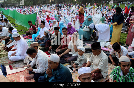 Bogor, Indonesien. 6. Juli 2016. Muslimischen Gläubigen beten auf Eid in Kebun Raya Bogor, Indonesien. Tausende von Einwohnern von Bogor, während sich in anderen Salat Eid 1 Shaww? l 1437 Hijri. Der Bürgermeister von Bogor Bima Arya beitreten das Gebet zusammen mit Sekretär von Bogor Sarip Ade Hidayat und stellvertretender Vorsitzender des Bogor DRPD Heri Cahyoo und dem Leiter der Kongregation zusammen mit Muslimen. Bildnachweis: Sutrisno Bewohner /Pacific Presse/Alamy Live-Nachrichten Stockfoto