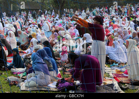 Bogor, Indonesien. 6. Juli 2016. Muslimischen Gläubigen beten auf Eid in Kebun Raya Bogor, Indonesien. Tausende von Einwohnern von Bogor, während sich in anderen Salat Eid 1 Shaww? l 1437 Hijri. Der Bürgermeister von Bogor Bima Arya beitreten das Gebet zusammen mit Sekretär von Bogor Sarip Ade Hidayat und stellvertretender Vorsitzender des Bogor DRPD Heri Cahyoo und dem Leiter der Kongregation zusammen mit Muslimen. Bildnachweis: Sutrisno Bewohner /Pacific Presse/Alamy Live-Nachrichten Stockfoto