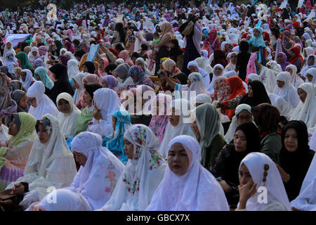 Bogor, Indonesien. 6. Juli 2016. Muslimischen Gläubigen beten auf Eid in Kebun Raya Bogor, Indonesien. Tausende von Einwohnern von Bogor, während sich in anderen Salat Eid 1 Shaww? l 1437 Hijri. Der Bürgermeister von Bogor Bima Arya beitreten das Gebet zusammen mit Sekretär von Bogor Sarip Ade Hidayat und stellvertretender Vorsitzender des Bogor DRPD Heri Cahyoo und dem Leiter der Kongregation zusammen mit Muslimen. Bildnachweis: Sutrisno Bewohner /Pacific Presse/Alamy Live-Nachrichten Stockfoto