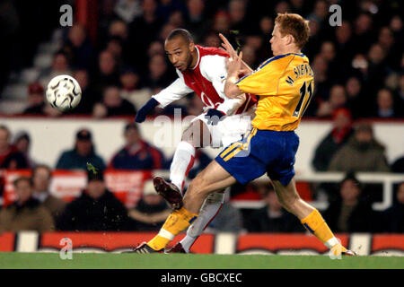 Thierry Henry von Arsenal (l) hat sich hinter Southampton ein Kreuz einfahren lassen Michael Svensson (r) Stockfoto