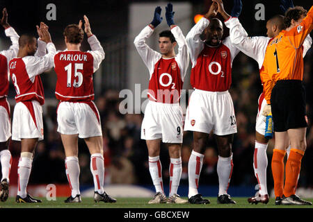 L-R Arsenals Ashley Cole, Ray Parlor, Jose Antonio Reyes, Sol Campbell, Thierry Henry und Jens Lehmann danken den Fans für ihre Unterstützung nach dem Spiel Stockfoto