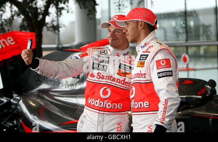 Vodafone McLaren Mercedes Fahrer Lewis Hamilton (rechts) und Heikki Kovalainen (links) posieren vor dem neuen McLaren MP4-24 während des McLaren Mercedes Formel 1 Launch im Technology Center in Woking, Surrey. Stockfoto