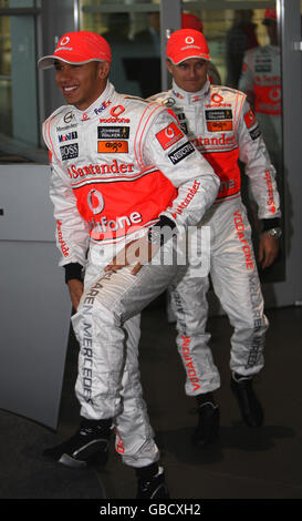 Vodafone McLaren Mercedes Fahrer Lewis Hamilton (links) und Heikki Kovalainen während des McLaren Mercedes Formel 1 Launch im Technology Center in Woking, Surrey. Stockfoto