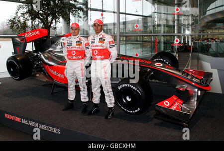 Vodafone McLaren Mercedes Fahrer Lewis Hamilton (rechts) und Heikki Kovalainen (links) posieren vor dem neuen McLaren MP4-24 während des McLaren Mercedes Formel 1 Launch im Technology Center in Woking, Surrey. Stockfoto