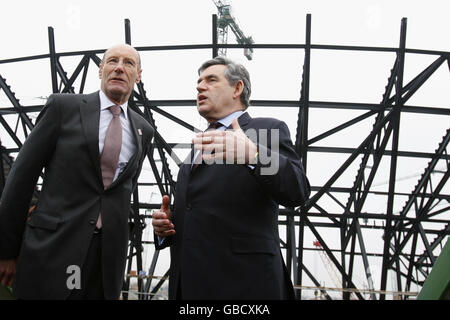 RÜCKÜBERTRAGUNG KORRIGIERT VON LINKS NACH RECHTS. Premierminister Gordon Brown (rechts) und John Armitt, Vorsitzender der Olympic Delivery Authority, werden bei einem Besuch im Olympic Park in Stratford, London, gesehen. Stockfoto