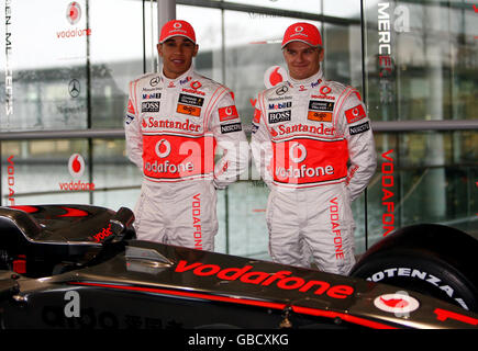 Vodafone McLaren Mercedes-Piloten Lewis Hamilton (links) und Heikki Kovalainen präsentieren den neuen McLaren MP4-24 während des McLaren Mercedes Formel 1 Launch im Technology Center in Woking, Surrey. Stockfoto