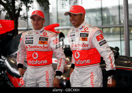 Die Vodafone McLaren Mercedes-Piloten Lewis Hamilton (rechts) und Heikki Kovalainen präsentieren den neuen McLaren MP4-24 während des McLaren Mercedes Formel-1-Starts im Technologiezentrum in Woking, Surrey. Stockfoto