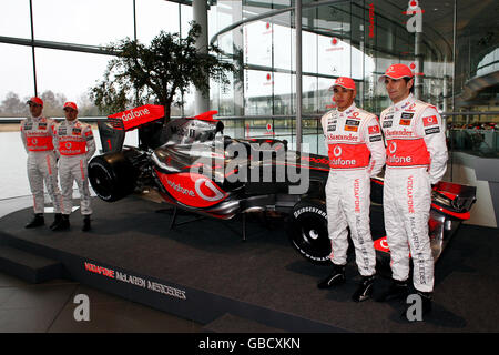 Vodafone McLaren Mercedes (von links) Testfahrer Gary Paffett, Heikki Kovalainen, Lewis Hamilton und Testfahrer Pedro de la Rosa beim McLaren Mercedes Formel 1 Launch im Technology Center in Woking, Surrey. Stockfoto