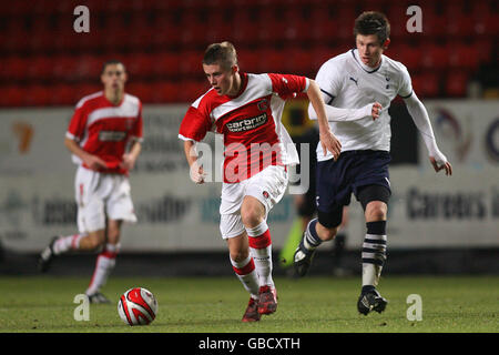 Fußball - FA Youth Cup - vierte Runde - Charlton Athletic gegen Tottenham Hotspur - The Valley. Charlton Athletic's Lewis Perkins (Mitte) in Aktion mit Tottenham Hotspur's Callum Butcher. Stockfoto