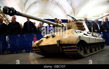 Ein funkgesteuerter King Tiger Panzer auf der London Model Engineering Exhibition in Alexandra Palace, Nord-London. Stockfoto