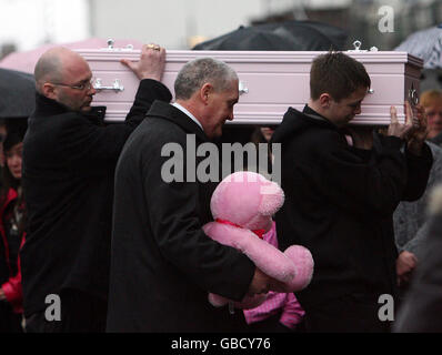 Der Sarg der 3-geborenen Franziskain Bimpson wird zur Beerdigung in die St. Michaels Church, West Derby Road, Kensington, Liverpool, getragen. Stockfoto