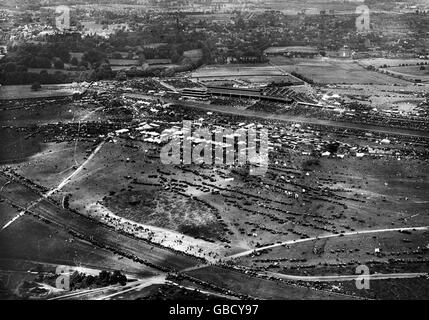 Pferderennen, Das Epsom Derby, 1947. Rennbahn Epsom am Derby Day. Stockfoto