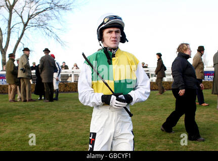 Jockey Tony McCoy im Paradering vor dem Hereford „National Hunt“-Rennen für Anfänger auf der Hereford Racecourse. Stockfoto