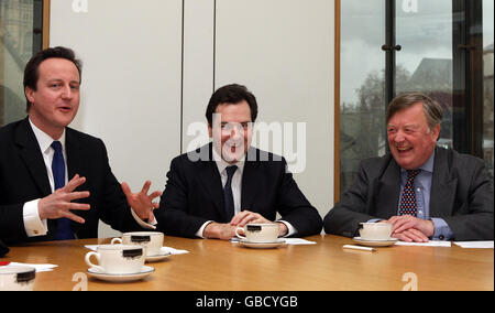 (Von links nach rechts) der Vorsitzende der Konservativen Partei David Cameron, der Schattenkanzler George Osborne und der neue Schattenwirtschaftsminister Ken Clarke im Portcullis House, London. Der ehemalige Bundeskanzler Ken Clarke äußerte sich heute als „aufrüttelnd“ zu seiner Rückkehr zur Frontpolitik, als David Cameron sein Spitzenteam aufrüttelte. Stockfoto