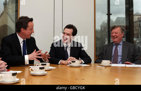 (Von links nach rechts) der Vorsitzende der Konservativen Partei David Cameron, der Schattenkanzler George Osborne und der neue Schattenwirtschaftsminister Ken Clarke im Portcullis House, London. Der ehemalige Bundeskanzler Ken Clarke äußerte sich heute als „aufrüttelnd“ zu seiner Rückkehr zur Frontpolitik, als David Cameron sein Spitzenteam aufrüttelte. Stockfoto