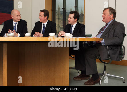 (Von links nach rechts) Außenminister William Hague, Vorsitzender der Konservativen Partei David Cameron, Schattenkanzler George Osborne und neuer Schattenwirtschaftsminister Ken Clarke im Portcullis House, London. Der ehemalige Bundeskanzler Ken Clarke äußerte sich heute als „aufrüttelnd“ zu seiner Rückkehr zur Frontpolitik, als David Cameron sein Spitzenteam aufrüttelte. Stockfoto