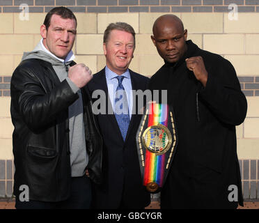 Boxpromoter Frank Warren (Mitte) steht nach einer Pressekonferenz auf der NIA in Birmingham mit Martin Rogan und dem Commonwealth-Schwergewichtsmeister Matt Skelton (rechts) auf der Seite. Stockfoto