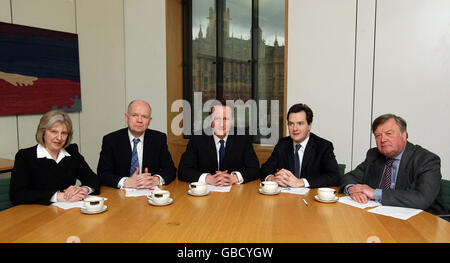 (Von links nach rechts) die Vorsitzende des Schattenhauses Theresa May, der Außenminister William Hague, der konservative Parteivorsitzende David Cameron, der Schattenkanzler George Osborne und der neue Schattenwirtschaftsminister Ken Clarke im Portcullis House, London. Der ehemalige Bundeskanzler Ken Clarke äußerte sich "in den Vordergrund" bei seiner Rückkehr zur Frontpolitik heute, als David Cameron sein Spitzenteam aufrüttelte. Stockfoto