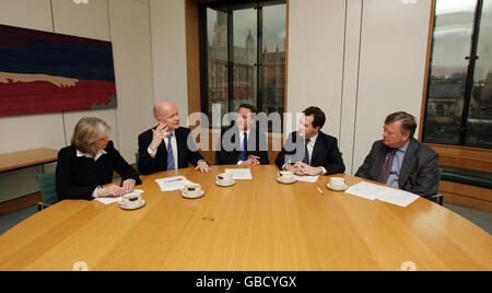 (Von links nach rechts) die Vorsitzende des Schattenhauses Theresa May, der Außenminister William Hague, der konservative Parteivorsitzende David Cameron, der Schattenkanzler George Osborne und der neue Schattenwirtschaftsminister Ken Clarke im Portcullis House, London. Der ehemalige Bundeskanzler Ken Clarke äußerte sich "in den Vordergrund" bei seiner Rückkehr zur Frontpolitik heute, als David Cameron sein Spitzenteam aufrüttelte. Stockfoto