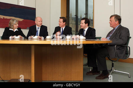 (Von links nach rechts) die Vorsitzende des Schattenhauses Theresa May, der Außenminister William Hague, der konservative Parteivorsitzende David Cameron, der Schattenkanzler George Osborne und der neue Schattenwirtschaftsminister Ken Clarke im Portcullis House, London. Der ehemalige Bundeskanzler Ken Clarke äußerte sich "in den Vordergrund" bei seiner Rückkehr zur Frontpolitik heute, als David Cameron sein Spitzenteam aufrüttelte. Stockfoto