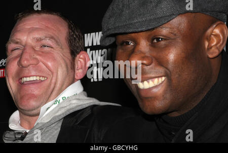 Boxen - Pressekonferenz - National Indoor Arena. Martin Rogan (links) lacht mit dem Commonwealth-Schwergewichtsmeister Matt Skelton während einer Pressekonferenz im NIA in Birmingham. Stockfoto