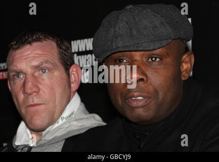 Martin Rogan (links) lacht mit dem Commonwealth-Schwergewichtsmeister Matt Skelton während einer Pressekonferenz im NIA in Birmingham. Stockfoto