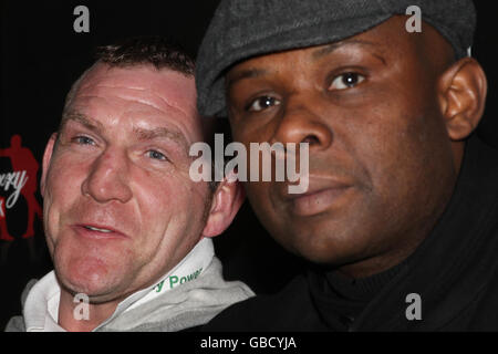 Boxen - Pressekonferenz - National Indoor Arena. Martin Rogan und Commonwealth-Schwergewichtsmeister Matt Skelton (rechts) bei einer Pressekonferenz auf der NIA in Birmingham. Stockfoto