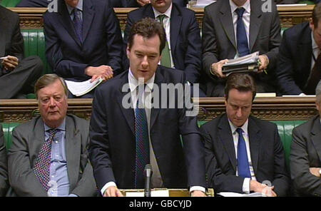 Der Schattenkanzler George Osborne wird von dem konservativen Parteivorsitzenden David Cameron (rechts) und dem neuen Schattengeschäftsführer Kenneth Clarke flankiert, während er im Londoner Unterhaus spricht. Stockfoto