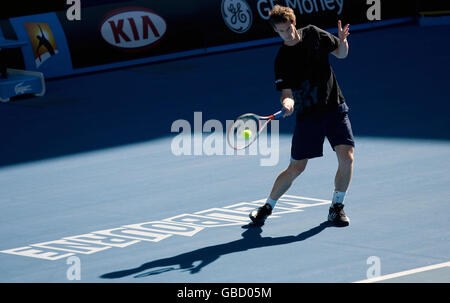 Der Großbritanniens Andy Murray hat am frühen Morgen eine Trainingseinheit in der Rod Laver Arena vor seinem ersten Spiel gegen den Rumänen Andrei Pavel während der Australian Open 2009 im Melbourne Park, Melbourne, Australien. Stockfoto