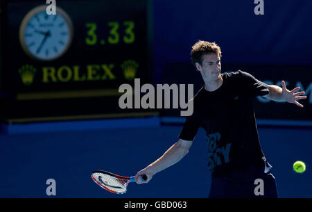 Der Großbritanniens Andy Murray hat am frühen Morgen eine Trainingseinheit in der Rod Laver Arena vor seinem ersten Spiel gegen den Rumänen Andrei Pavel während der Australian Open 2009 im Melbourne Park, Melbourne, Australien. Stockfoto