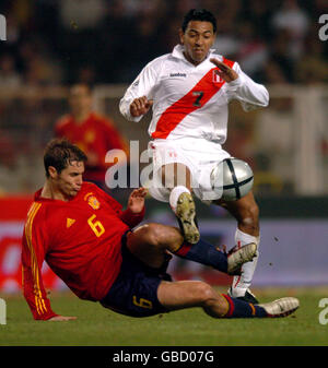 Fußball - International freundlich - Spanien / Peru. Der spanische Helguera und der peruanische Nolberto Solano gehen gegen sie vor Stockfoto