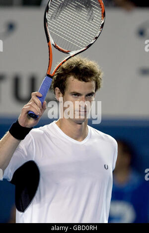 Der britische Andy Murray feiert seinen Sieg über den spanischen Marcel Granollers bei den Australian Open 2009 im Melbourne Park, Melbourne, Australien. Stockfoto