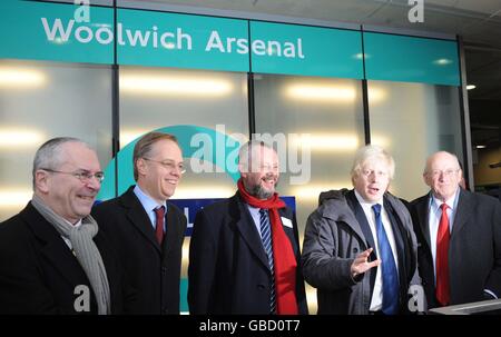 Der Londoner Bürgermeister Boris Johnson eröffnet neue DLR-Erweiterung an der Woolwich Arsenal Station. Von links: Verkehrsbeauftragter Peter Hendy, DLR-Direktor Jon Fox, TfL man Dir London Rail Ian Brown, Boris Johnson, MP für Greenwich und Woolwich Nick Rainsford. Stockfoto