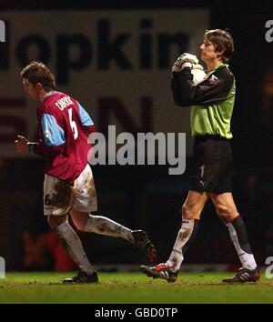 Michael Carrick von West Ham United ist Fulhams Torhüter Edwin van der Sar greift den Ball, nachdem er einen anderen gemacht hat Speichern Stockfoto