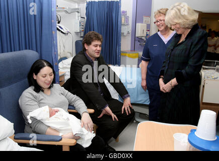 Die Herzogin von Cornwall trifft die neuen Eltern Linsey Dawes und Scott Wedge mit dem Baby Freya May im Queen's Hospital in Romford, Essex. Stockfoto