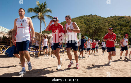 Der englische Kevin Pietersen (Mitte rechts) sprach mit Teamkollege Stuart Broad, neben Steve Harmison (links) und Kapitän Andrew Strauss (rechts) während eines Laufs nach Timothy Beach in St. Kitts. Stockfoto