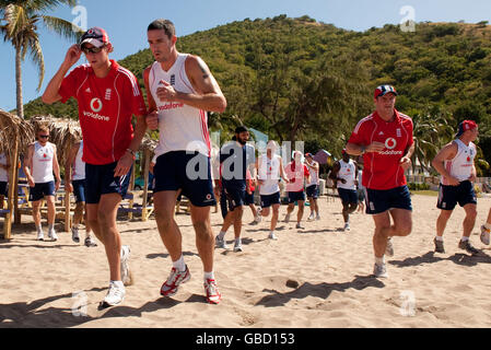 Der englische Kevin Pietersen (Mitte) im Gespräch mit Teamkollege Stuart Broad (links) zusammen mit Kapitän Andrew Strauss während eines Laufs nach Timothy Beach in St. Kitts. Stockfoto