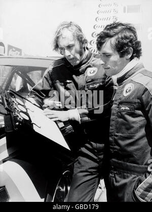 (L-R) Hans-Joachim Stuck und Jacky Ickx analysieren ihre Rundenzeiten Stockfoto