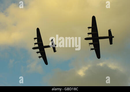 Avro Lancasters fliegen Proms, Old Warden Flugplatz Stockfoto