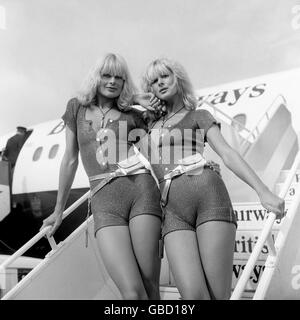 Musik - Blondine auf Blondine - Flughafen Heathrow - London Stockfoto