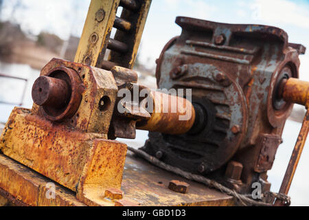Alten verrosteten Motor mit Getriebe, Nahaufnahme Foto mit selektiven Fokus Stockfoto