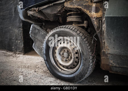 Verlassene verrosteten Auto Fragment, altes Rad Stockfoto